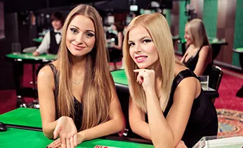 Người chơi phân tích dữ liệu game slot với biểu tượng cảnh báo